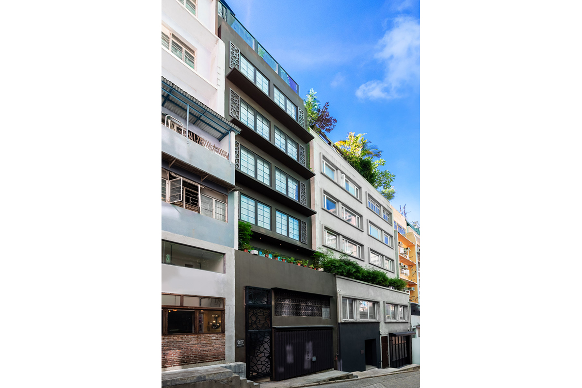 上環東街一個全幢排屋，樓高5層，設計風格時尚雅致，原木橫梁與石牆水泥對比強烈，打造溫柔暖心的輕工業風宅邸